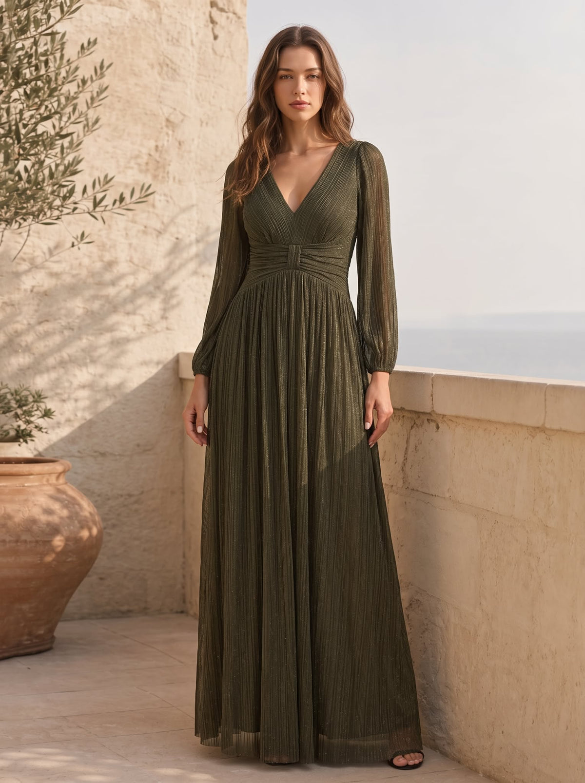 Funkelndes Abendkleid in A-Linie mit Empire-Taille und langen Ärmeln #farbe_Olivgrün
