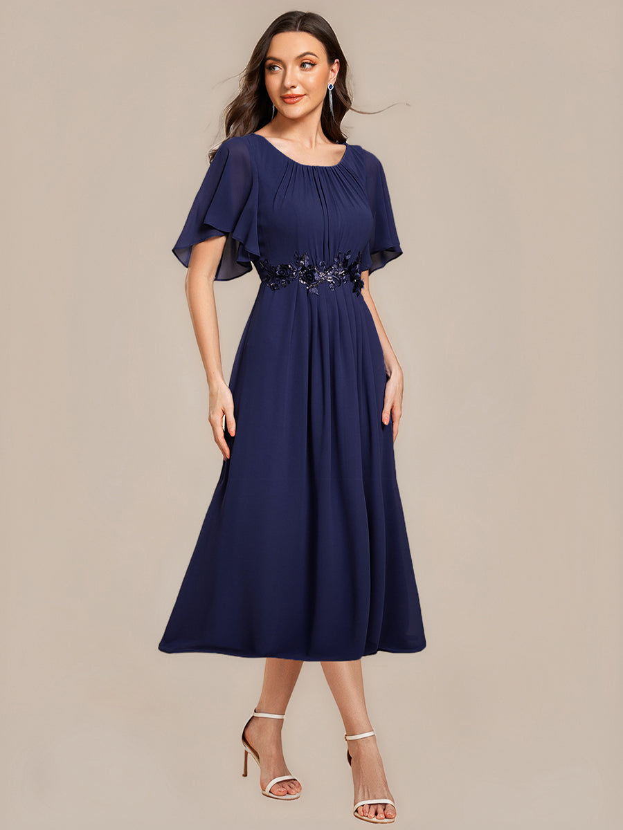 Midi Länge A Linie Chiffon Kleid Mit Rundhalsausschnitt Raffung Blumenmuster Und Applikationen #Farbe_Marineblau