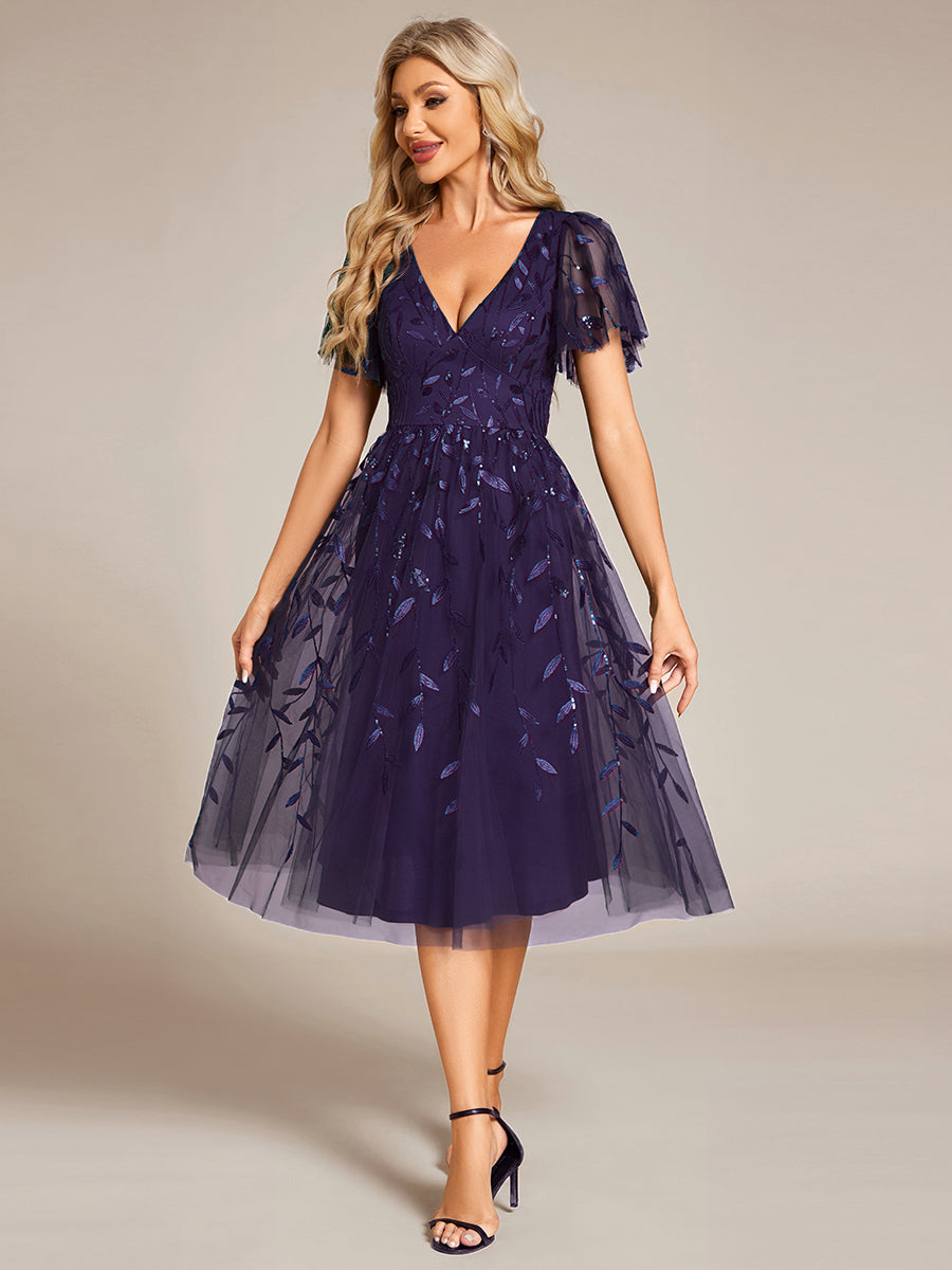 Midi Länge V-Ausschnitt A-Linie Pailletten Kleid Mit Besticktem Blumenmuster Und Gerafften Details #Farbe_Dunkelviolett
