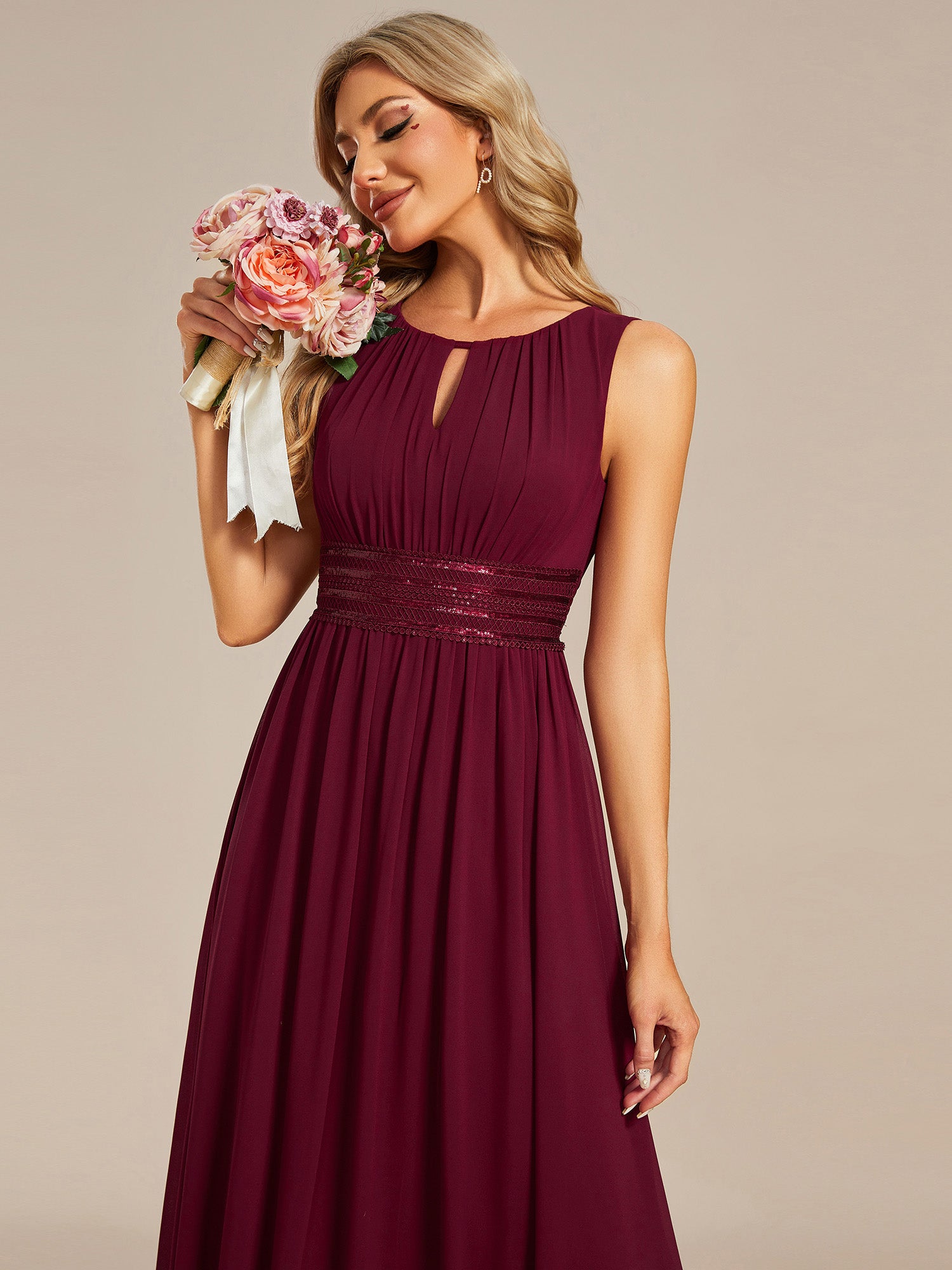 Bodenlanger A-Linien Chiffon Kleid Mit Rundhalsausschnitt Und Bestickten Details #Farbe_Burgunderrot