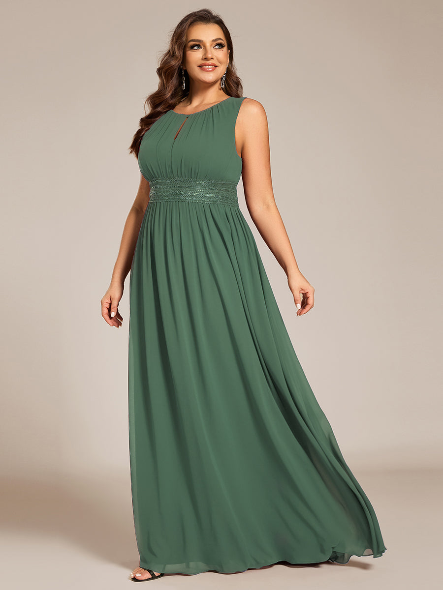 Bodenlanger A-Linien Chiffon Kleid Mit Rundhalsausschnitt Und Bestickten Details #Farbe_Eukalyptus
