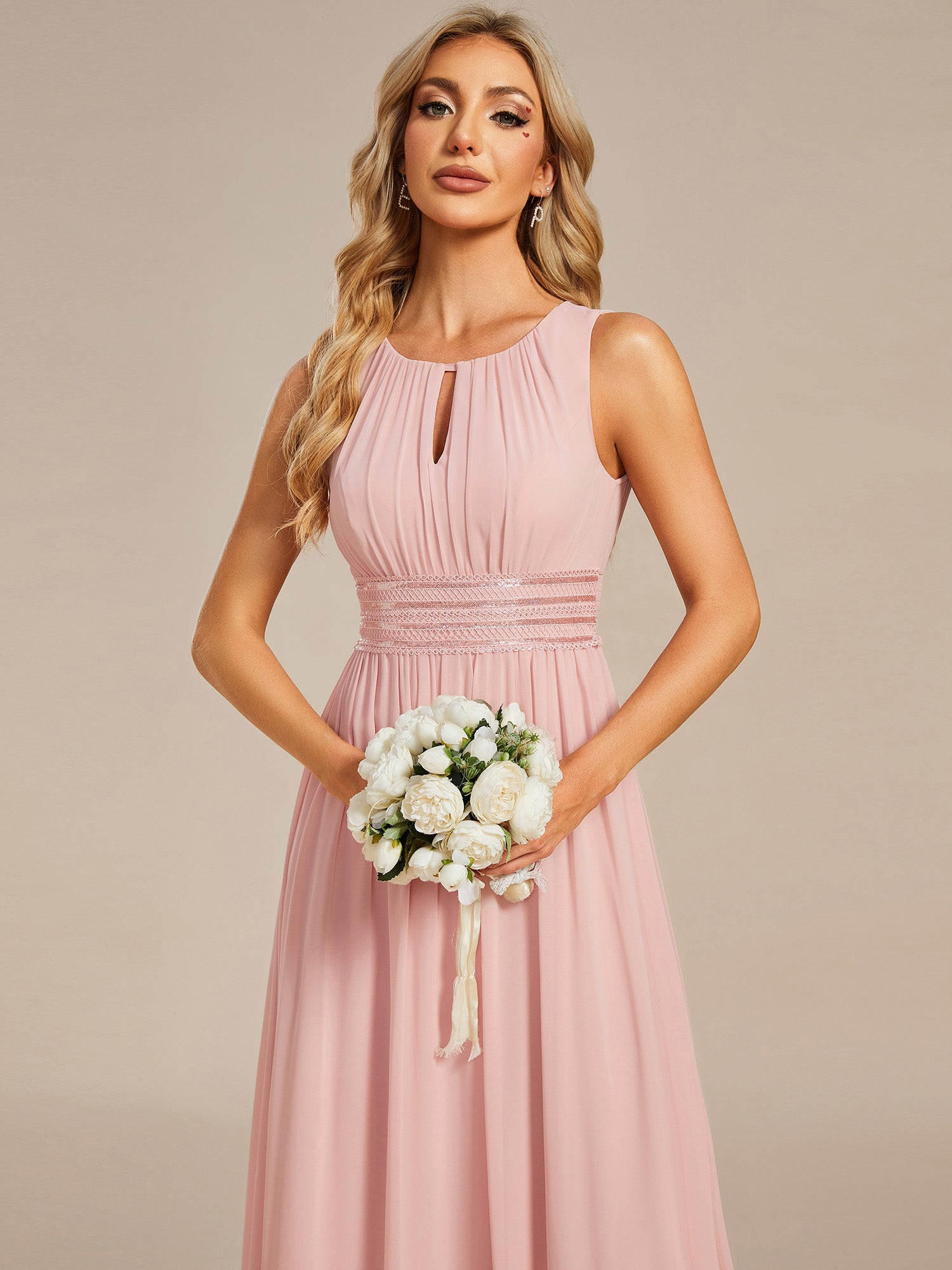 Bodenlanger A-Linien Chiffon Kleid Mit Rundhalsausschnitt Und Bestickten Details #Farbe_Pink