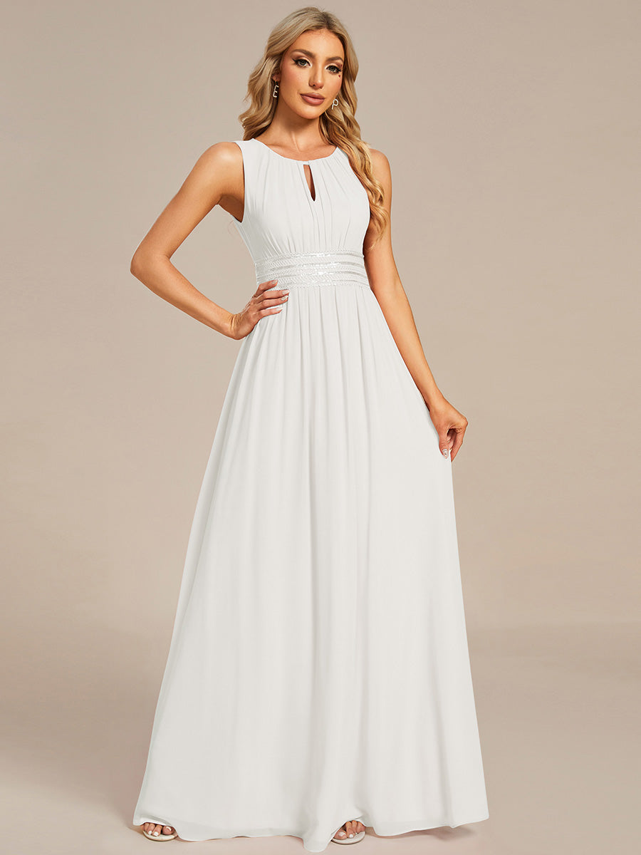 Bodenlanger A-Linien Chiffon Kleid Mit Rundhalsausschnitt Und Bestickten Details #Farbe_Weiß