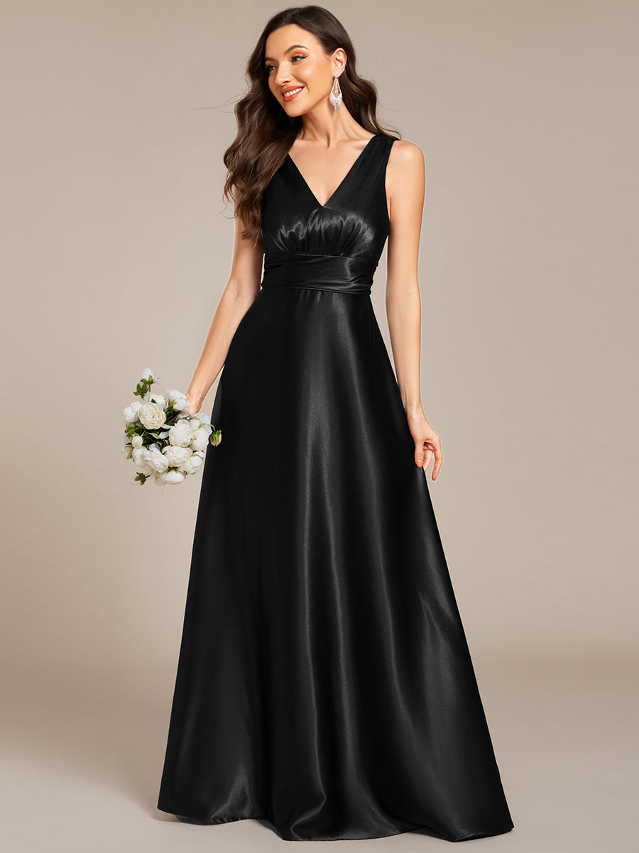 Bodenlanger V-Ausschnitt A-Linie Satin Kleid Mit Tiefem V-Ausschnitt Und Gerafften Details #Farbe_Schwarz