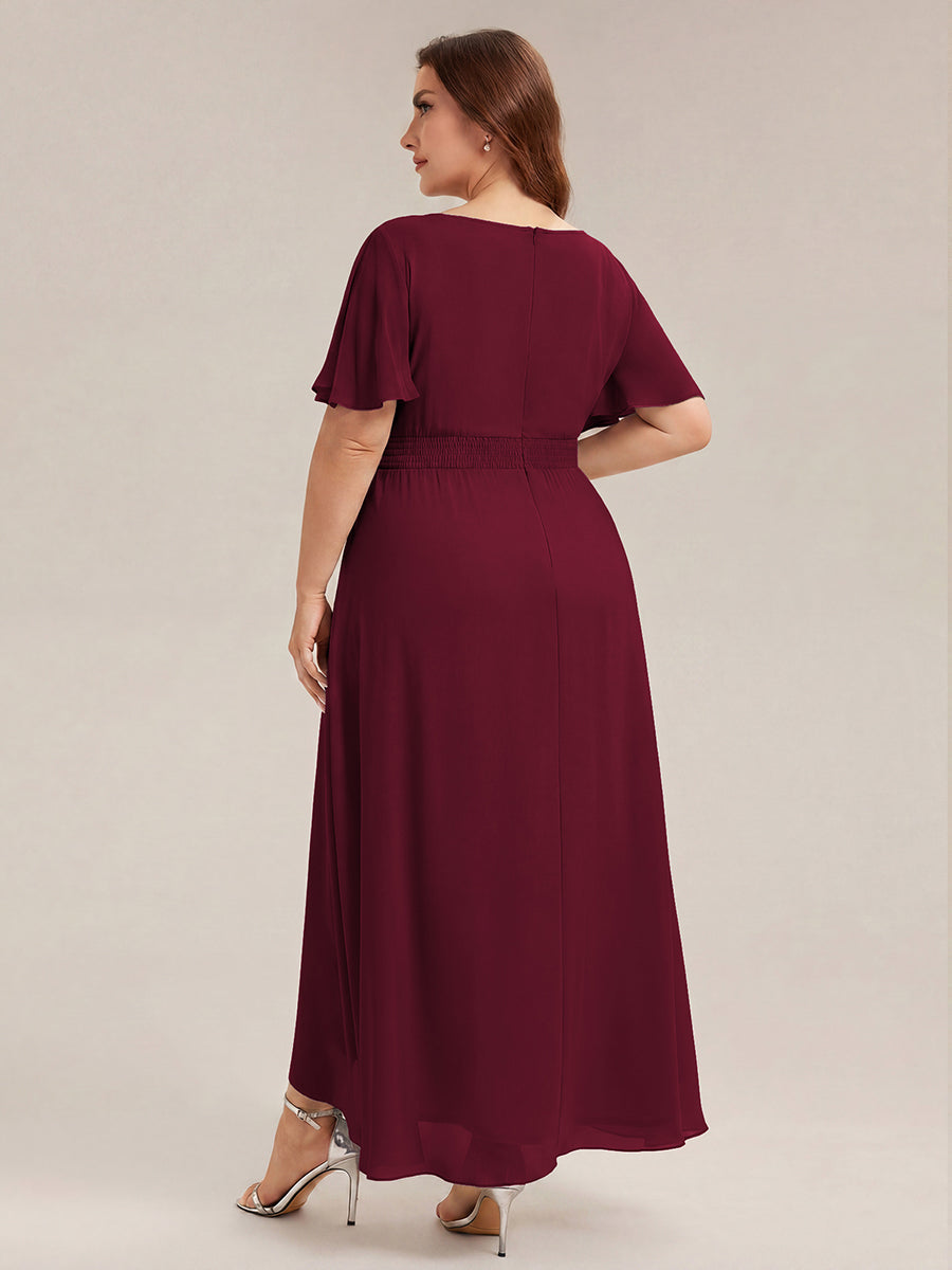 High-Low Chiffon Kleid Mit Rundhalsausschnitt Asymmetrischem Saum Gerüschten Und Rüschen Details Faltenoptik #Farbe_Burgunderrot