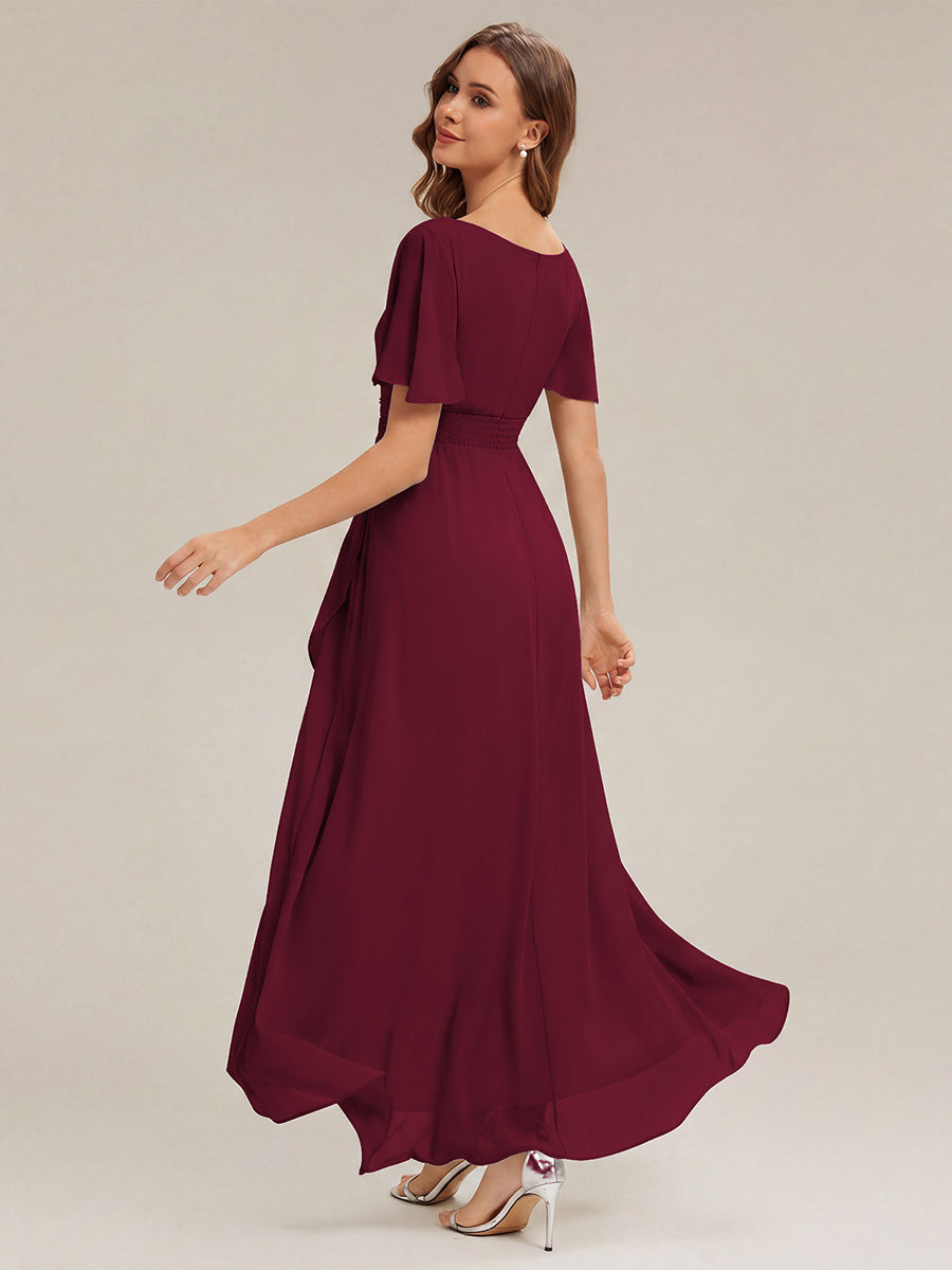 High-Low Chiffon Kleid Mit Rundhalsausschnitt Asymmetrischem Saum Gerüschten Und Rüschen Details Faltenoptik #Farbe_Burgunderrot
