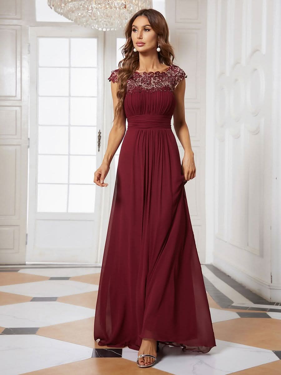 Elegantes Maxi-Brautjungfernkleid mit langen Spitzen und FlügelÄrmeln #Farbe_Burgundy
