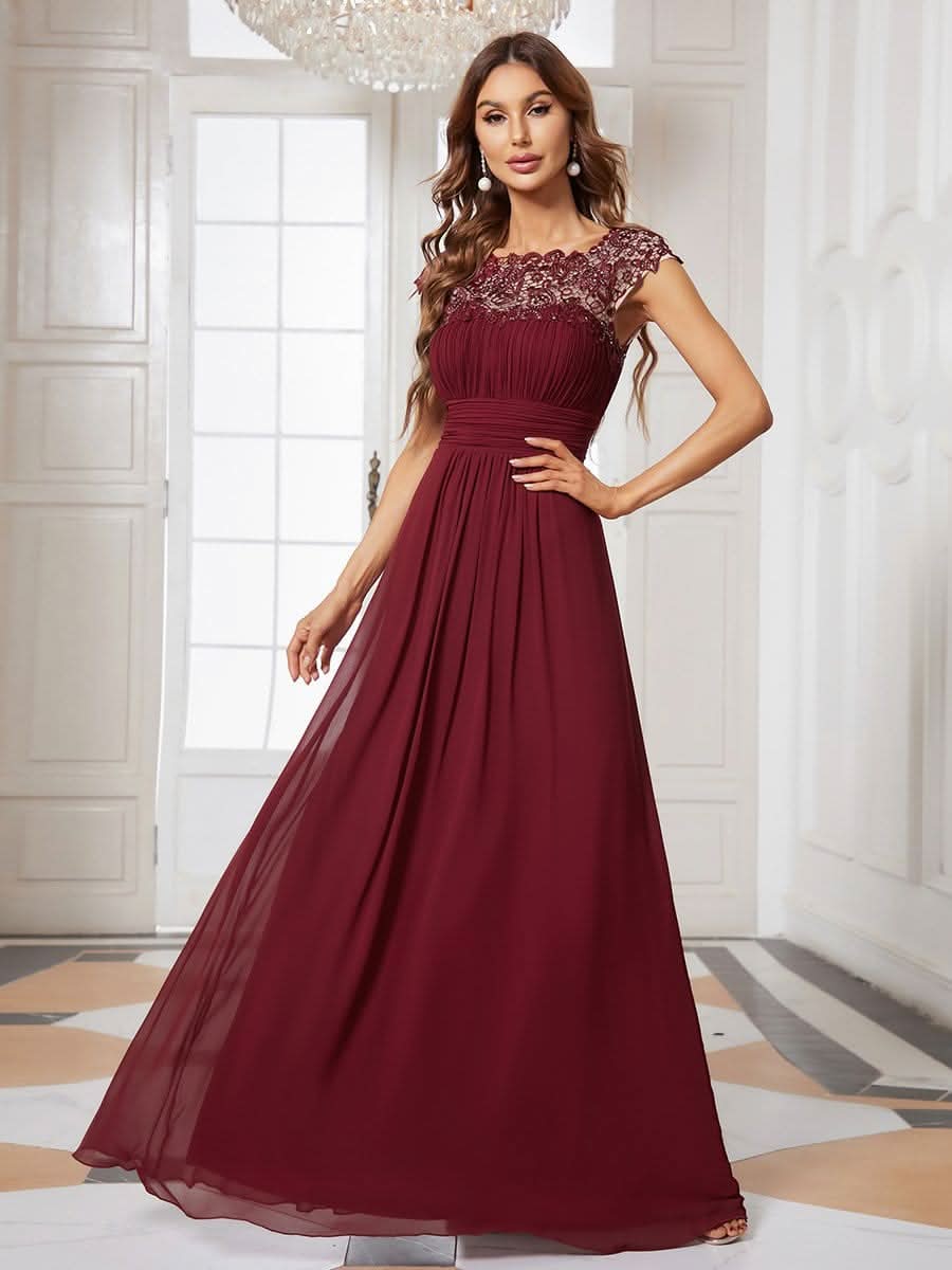 Elegantes Maxi-Brautjungfernkleid mit langen Spitzen und FlügelÄrmeln #Farbe_Burgundy