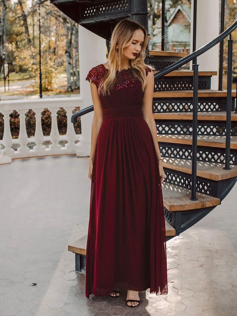 Elegantes Maxi-Brautjungfernkleid mit langen Spitzen und FlügelÄrmeln #Farbe_Burgundy