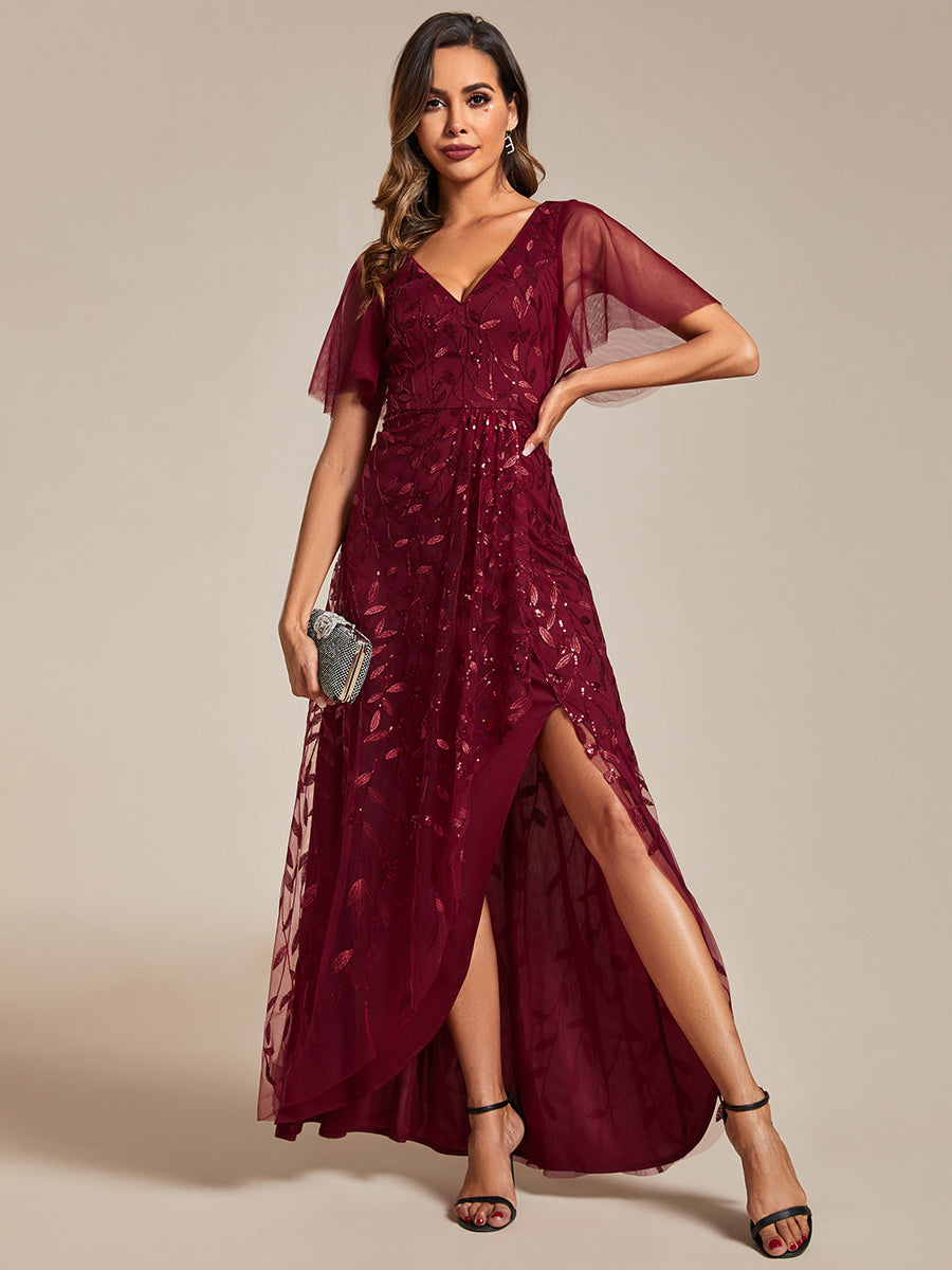 Maxilänge, V-Ausschnitt, asymmetrischer Saum, Pailletten-Kleid mit tiefem V-Ausschnitt und funkelnden Details #Farbe_Burgunderrot