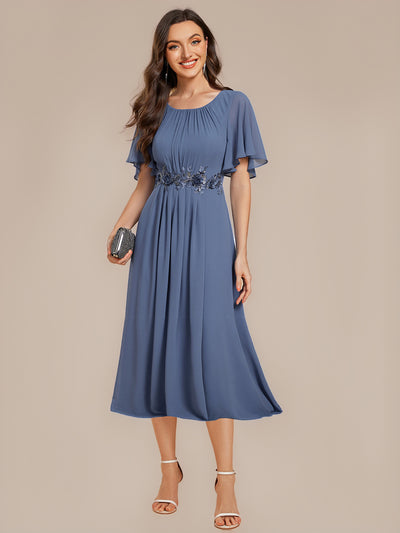 Midi Länge A Linie Chiffon Kleid Mit Rundhalsausschnitt Raffung Blumenmuster Und Applikationen #Farbe_Taubenblau