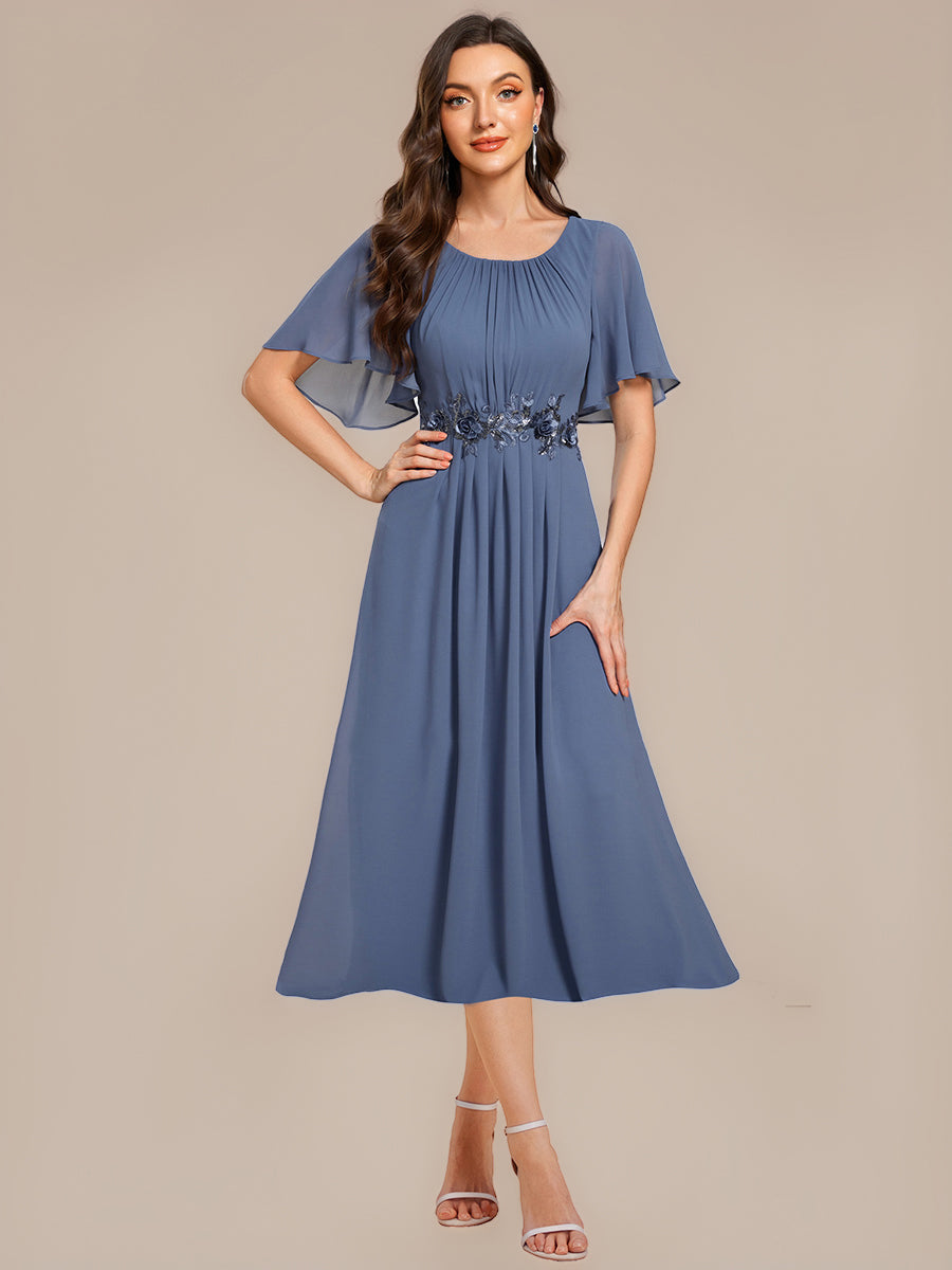 Midi Länge A Linie Chiffon Kleid Mit Rundhalsausschnitt Raffung Blumenmuster Und Applikationen #Farbe_Taubenblau