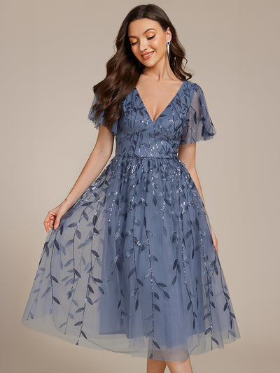 Midi Länge V-Ausschnitt A-Linie Pailletten Kleid Mit Besticktem Blumenmuster Und Gerafften Details #Farbe_Taubenblau