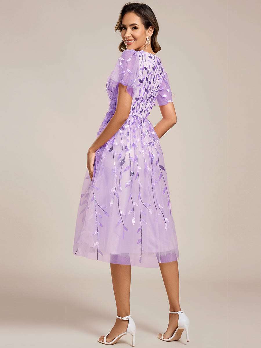 Midi Länge V-Ausschnitt A-Linie Pailletten Kleid Mit Besticktem Blumenmuster Und Gerafften Details #Farbe_Lavendel