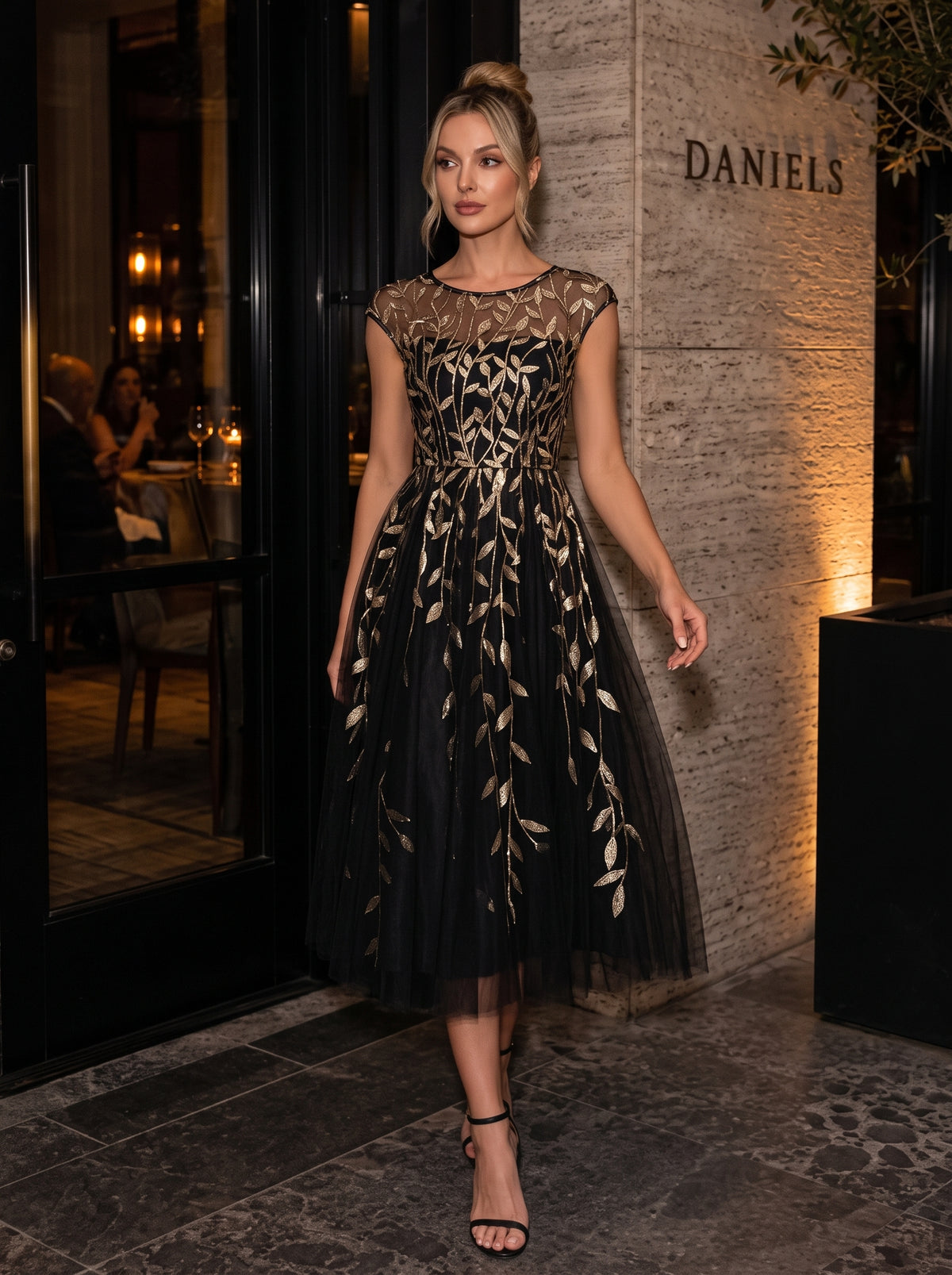 Tea L?nge A Linie Kleid Mit Rundhalsausschnitt Transparente Gestaltung Und Pailletten Kleid #Farbe_Schwarz & Gold