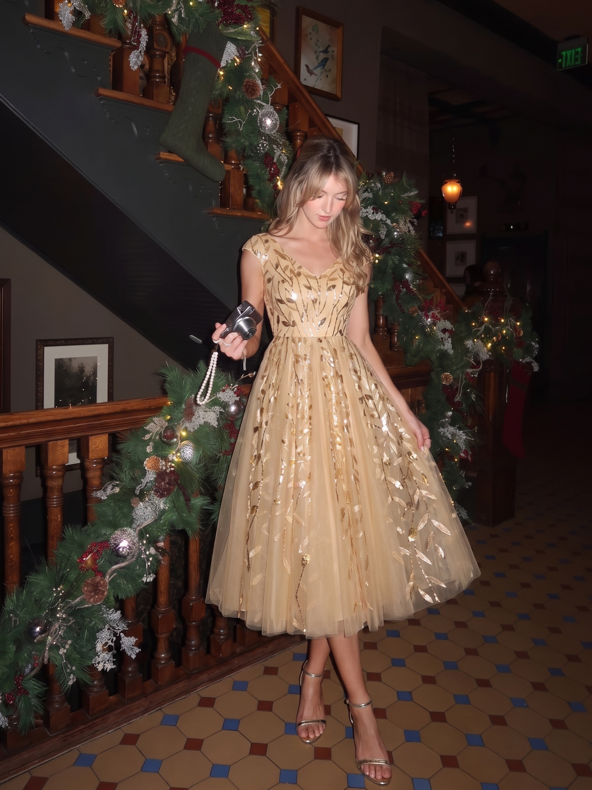 Midi Pailletten A-Linie Kleid Mit V-Ausschnitt Und Patchwork Details #Farbe_Gold