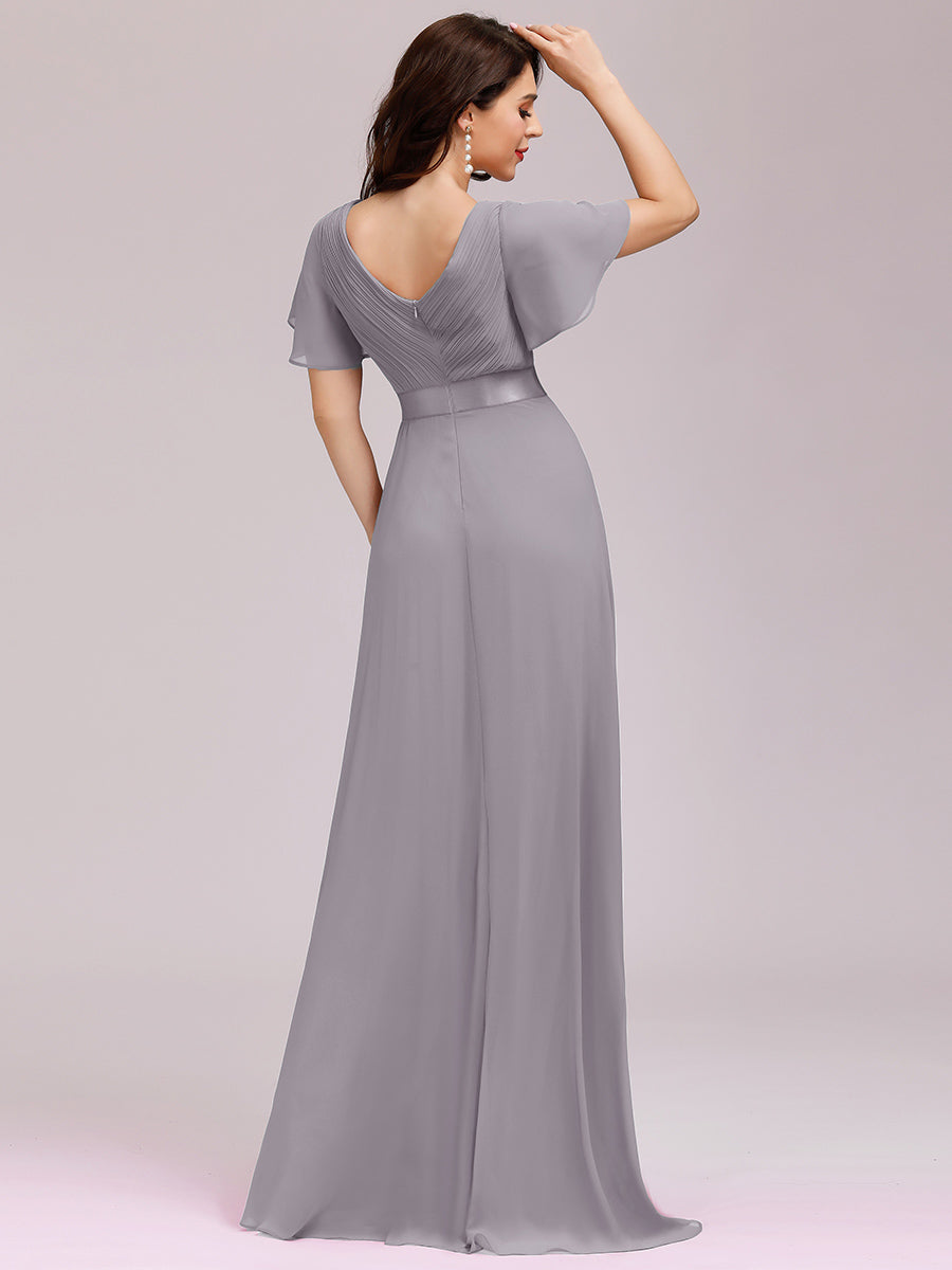 Langes Brautjungfernkleid mit Empire-Taille und kurzen, flatternden Ärmeln #Farbe_Grau