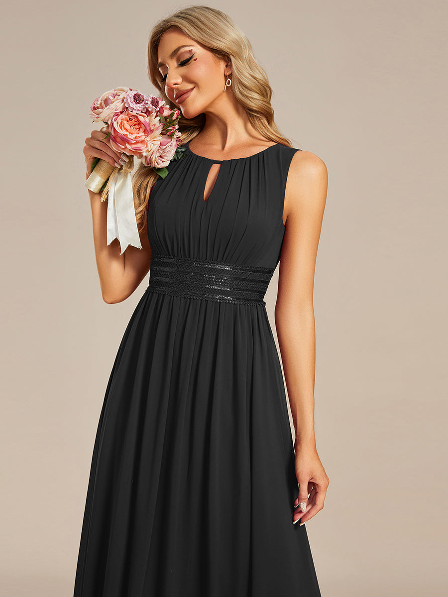 Bodenlanger A-Linien Chiffon Kleid Mit Rundhalsausschnitt Und Bestickten Details #Farbe_Schwarz