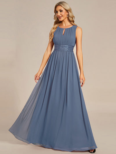 Bodenlanger A-Linien Chiffon Kleid Mit Rundhalsausschnitt Und Bestickten Details #Farbe_Taubenblau