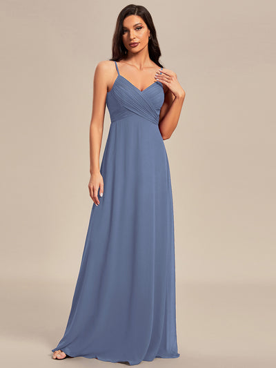 Brautjungfernkleid mit V-Ausschnitt schmalen Trägern und bodenlangem Rock #Farbe_Taubenblau