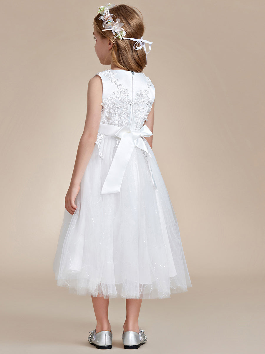 Wunderschönes Blumenmädchenkleid aus weißer Spitze und Tüll mit Blumenapplikationen #farbe_weiss
