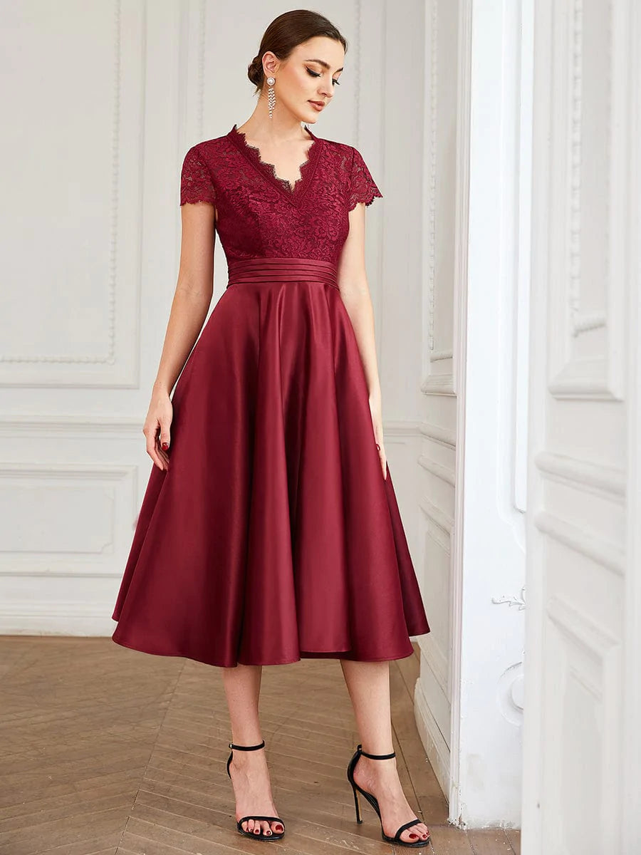 Elegantes Midi-Abendkleid mit V-Ausschnitt und gestickter Blume und kurzen Ärmeln 40400 #farbe_burgundy