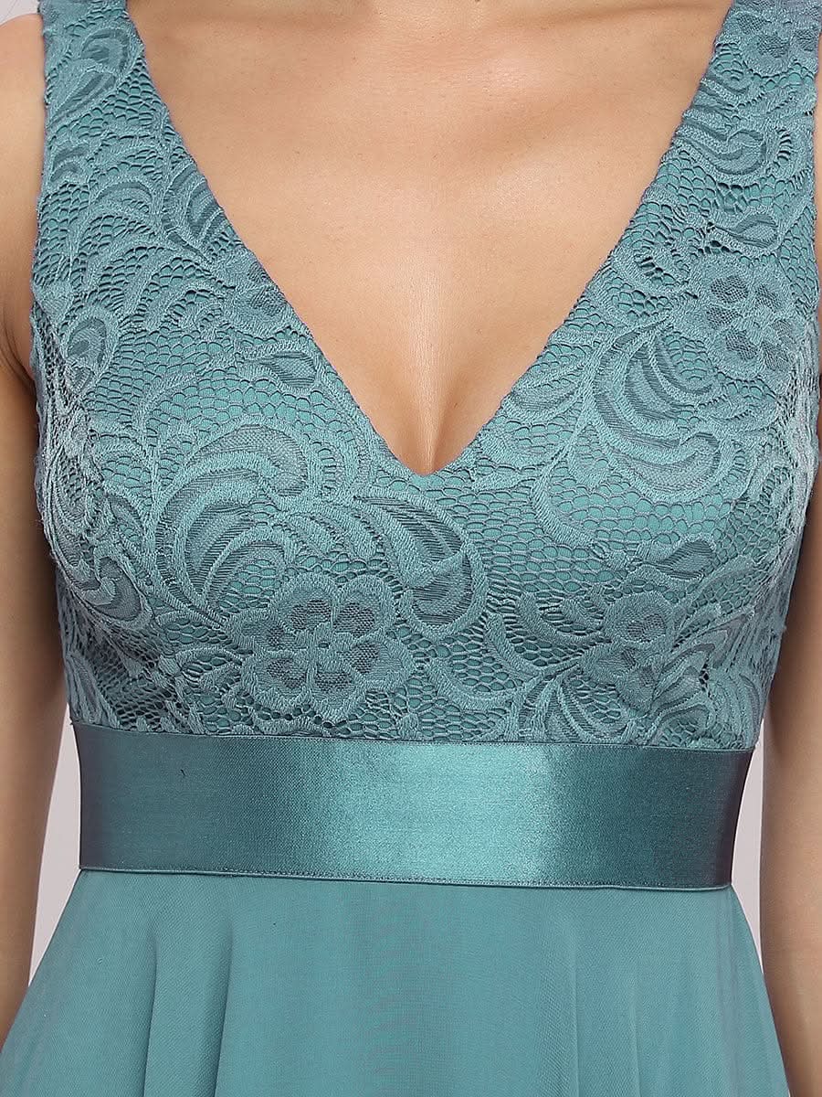 V-Ausschnitt Spitze Knielang Hochzeitsgast Kleider #farbe_Dusty Blau